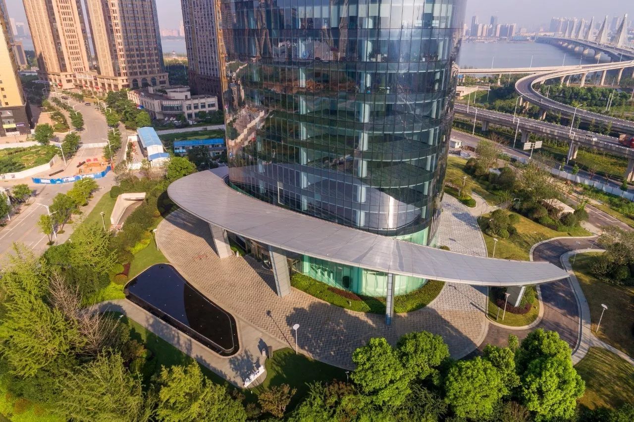 南昌新力中心塔楼直接落地，，，，，，无裙房