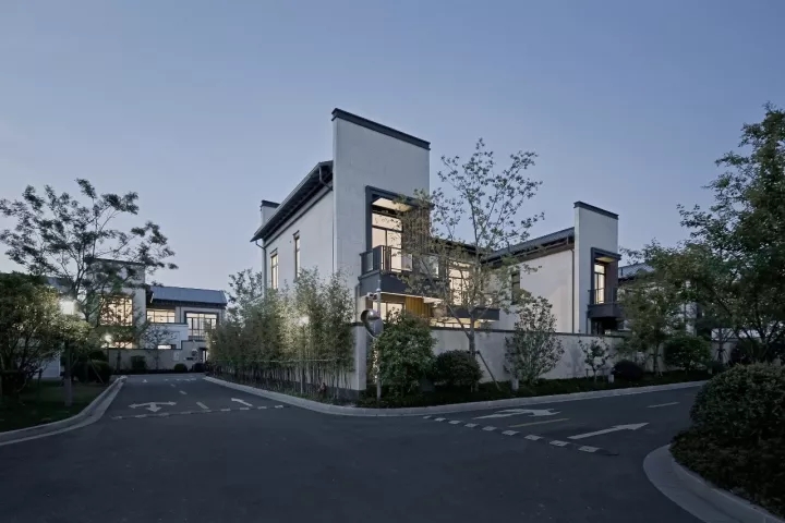 院内景观对公共区域可见，，，，，，但并不滋扰使用者的私密需求